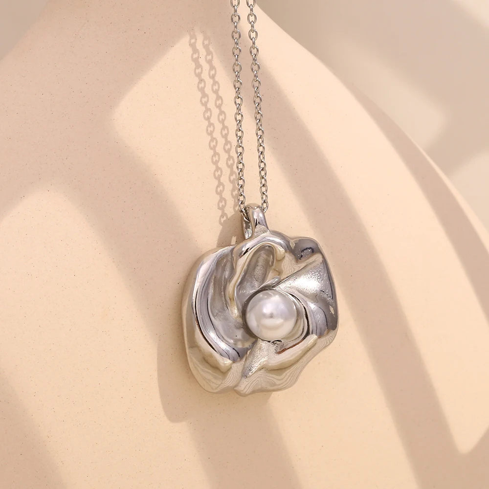 Elegant Pearl Flower Pendant Necklace